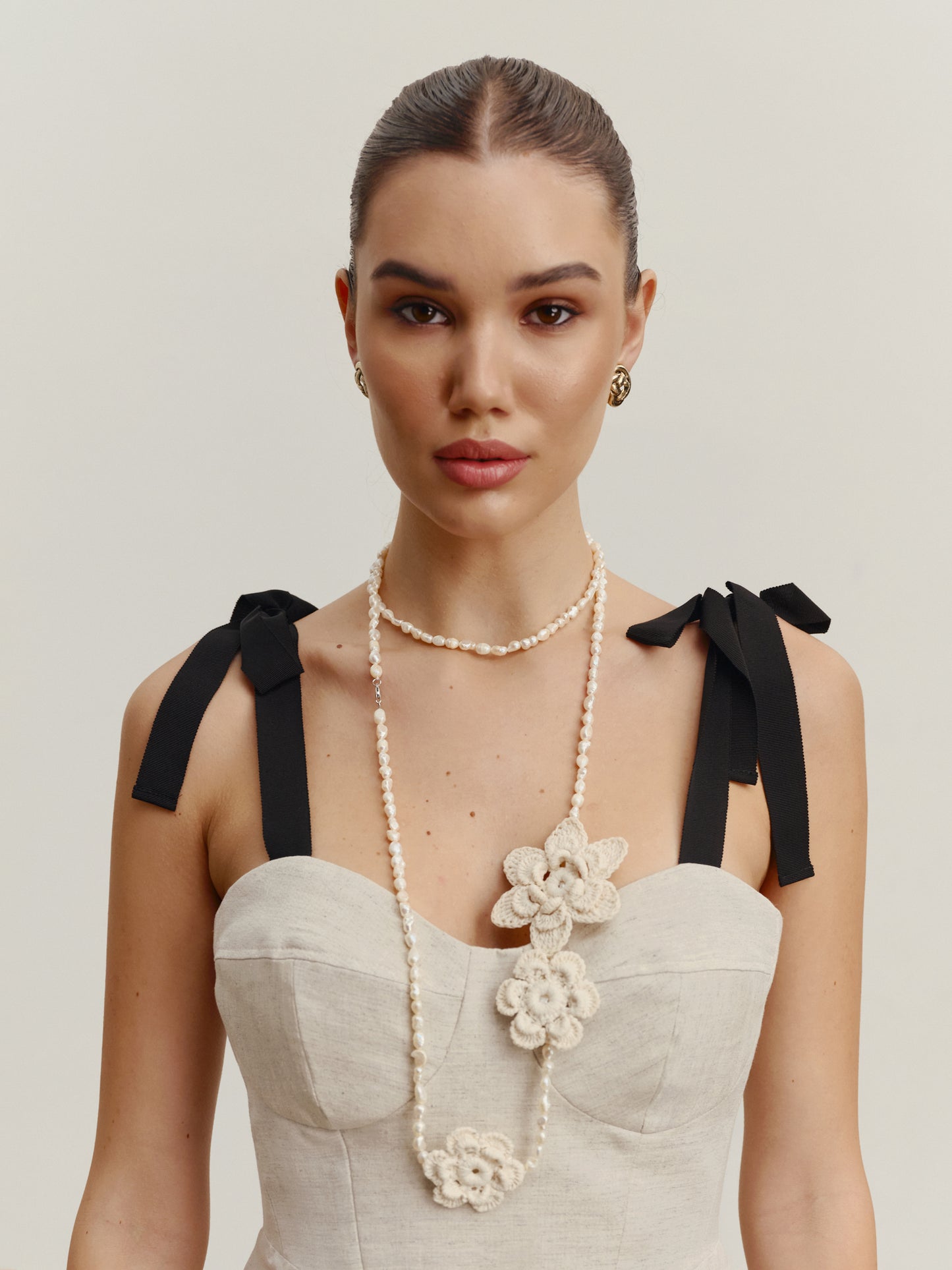 Necklace with natural pearls and knitted flowers
