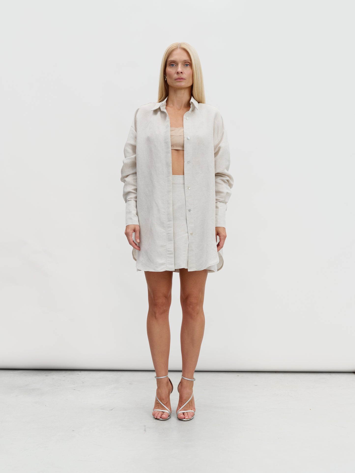Hemp shirt with hidden slit in natural beige