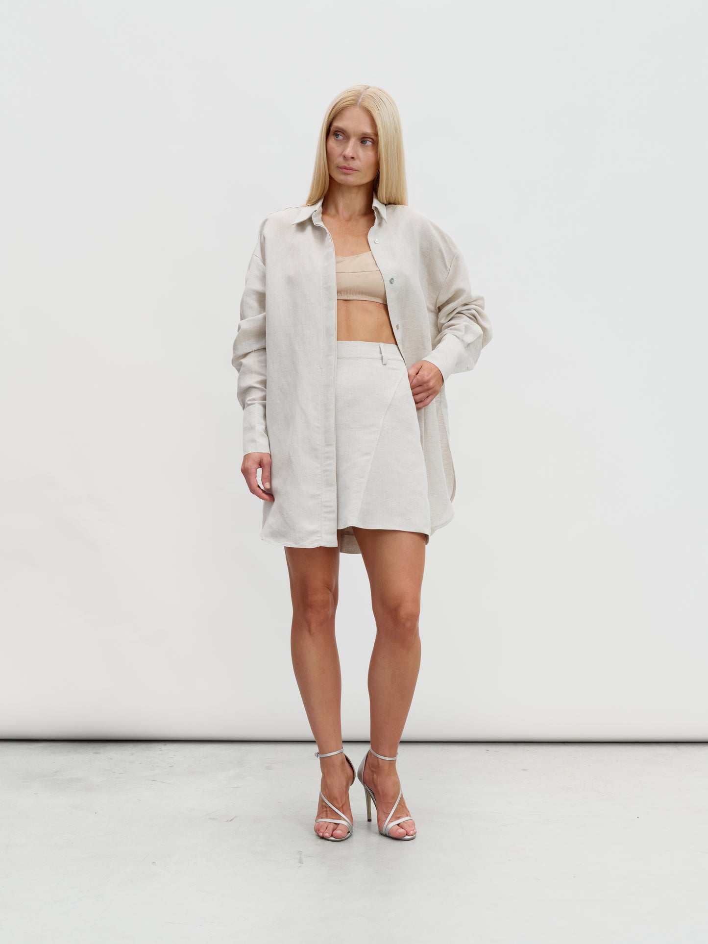 Hemp shirt with hidden slit in natural beige