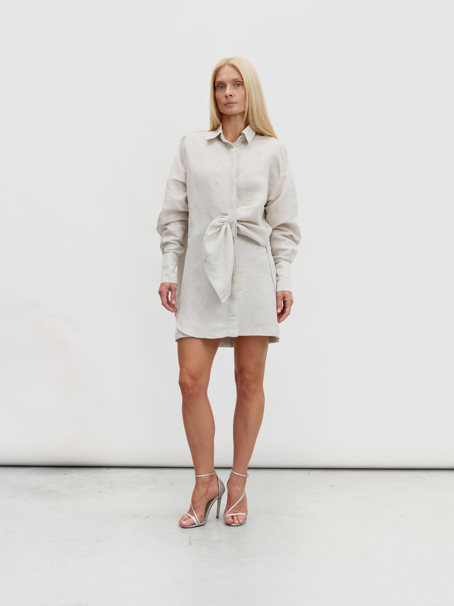 Hemp shirt with hidden slit in natural beige