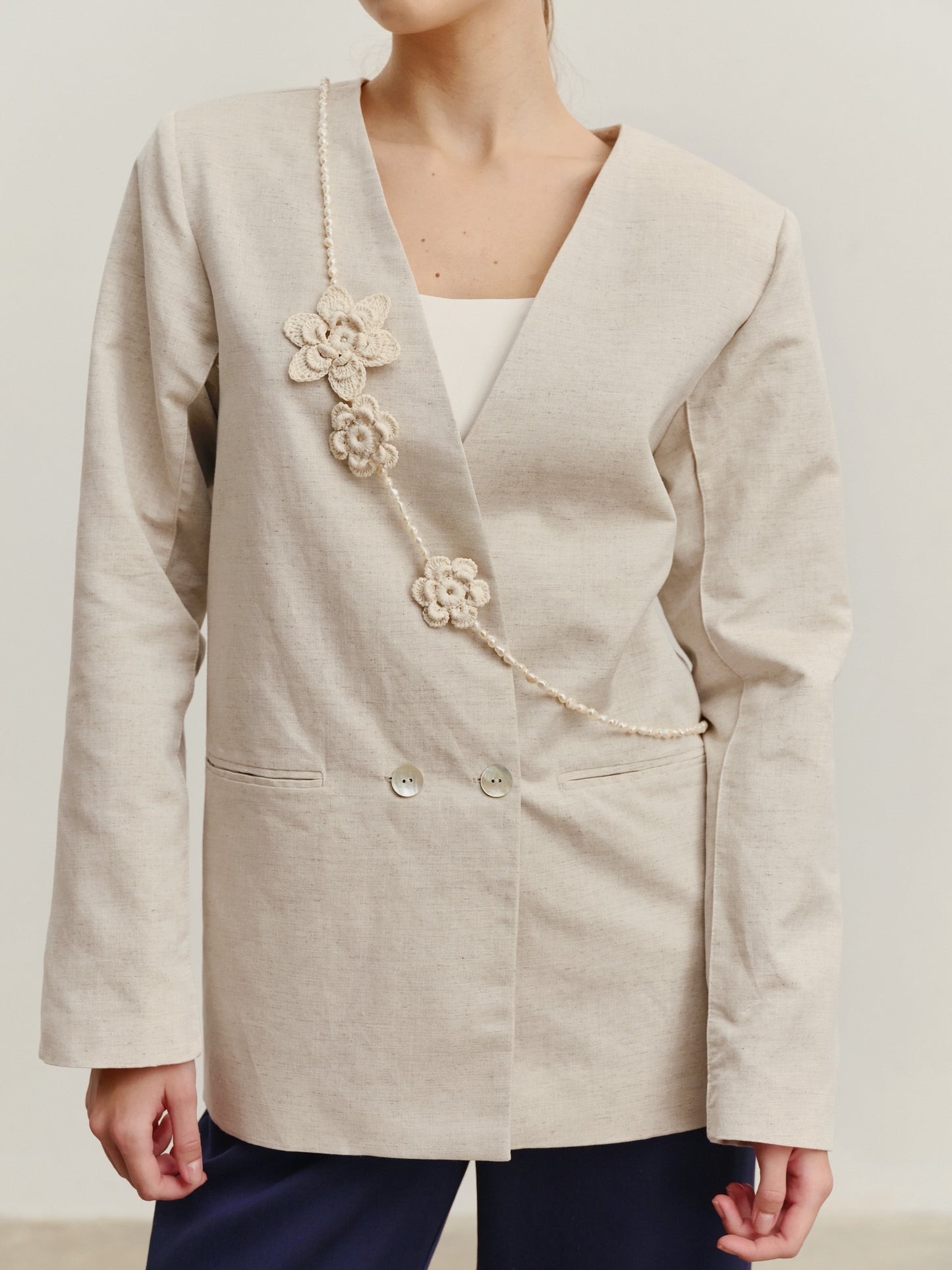 Necklace with natural pearls and knitted flowers