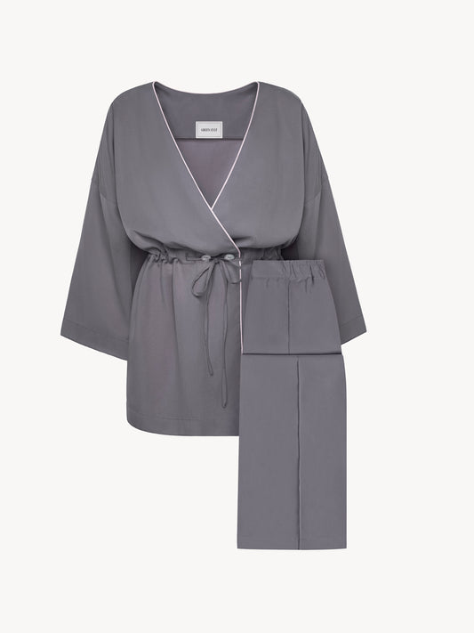 An eucalyptus-colored kimono suit with pants in a graphite color