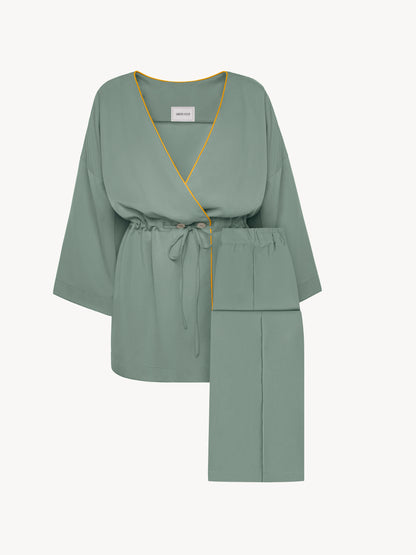 An eucalyptus kimono suit with pants in green color