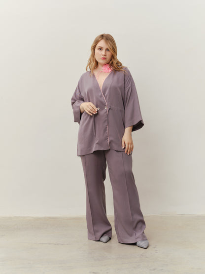 An eucalyptus-colored kimono suit with pants in a graphite color