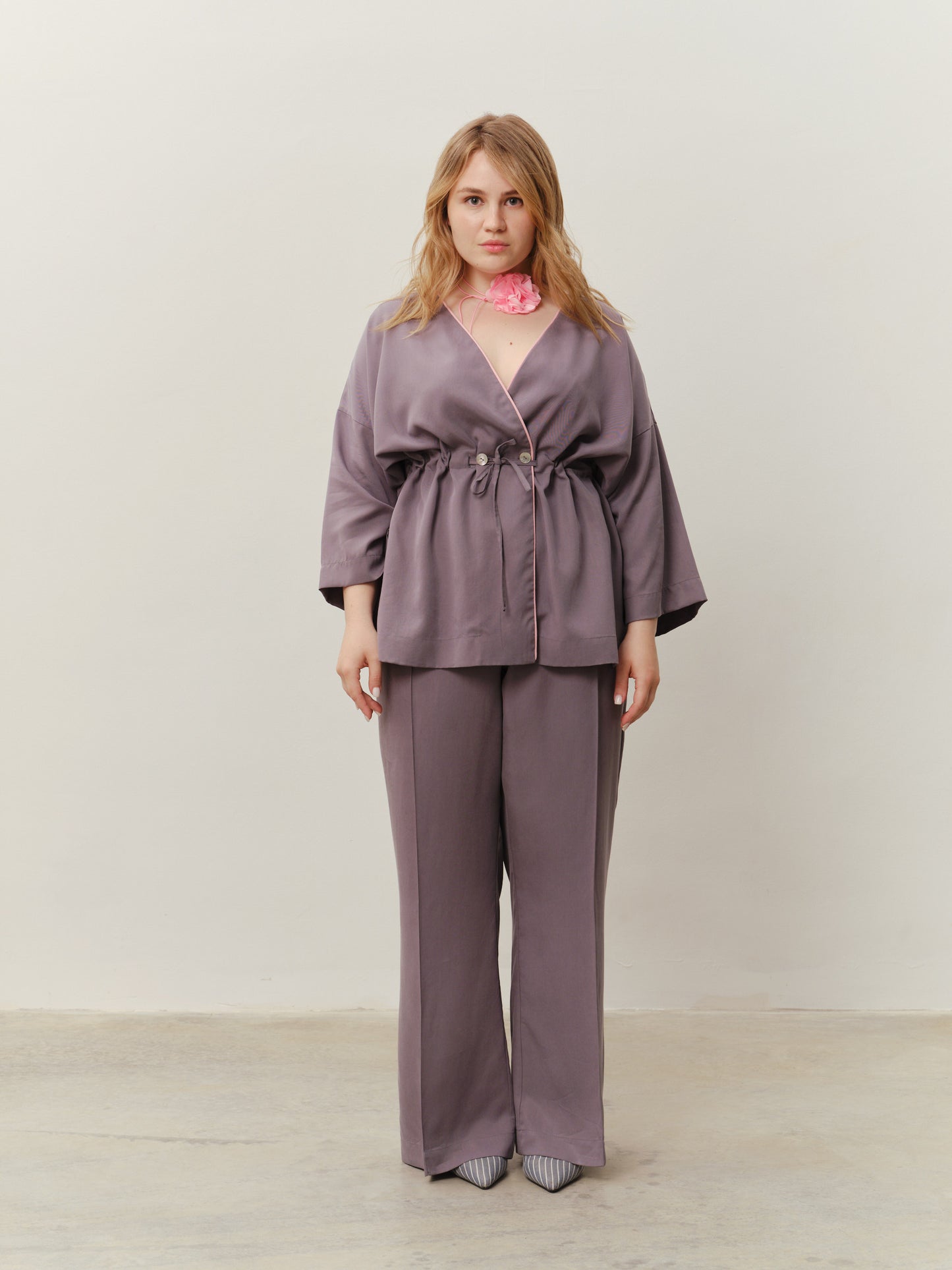 An eucalyptus-colored kimono suit with pants in a graphite color