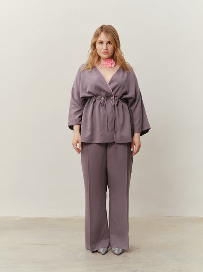 An eucalyptus-colored kimono suit with pants in a graphite color