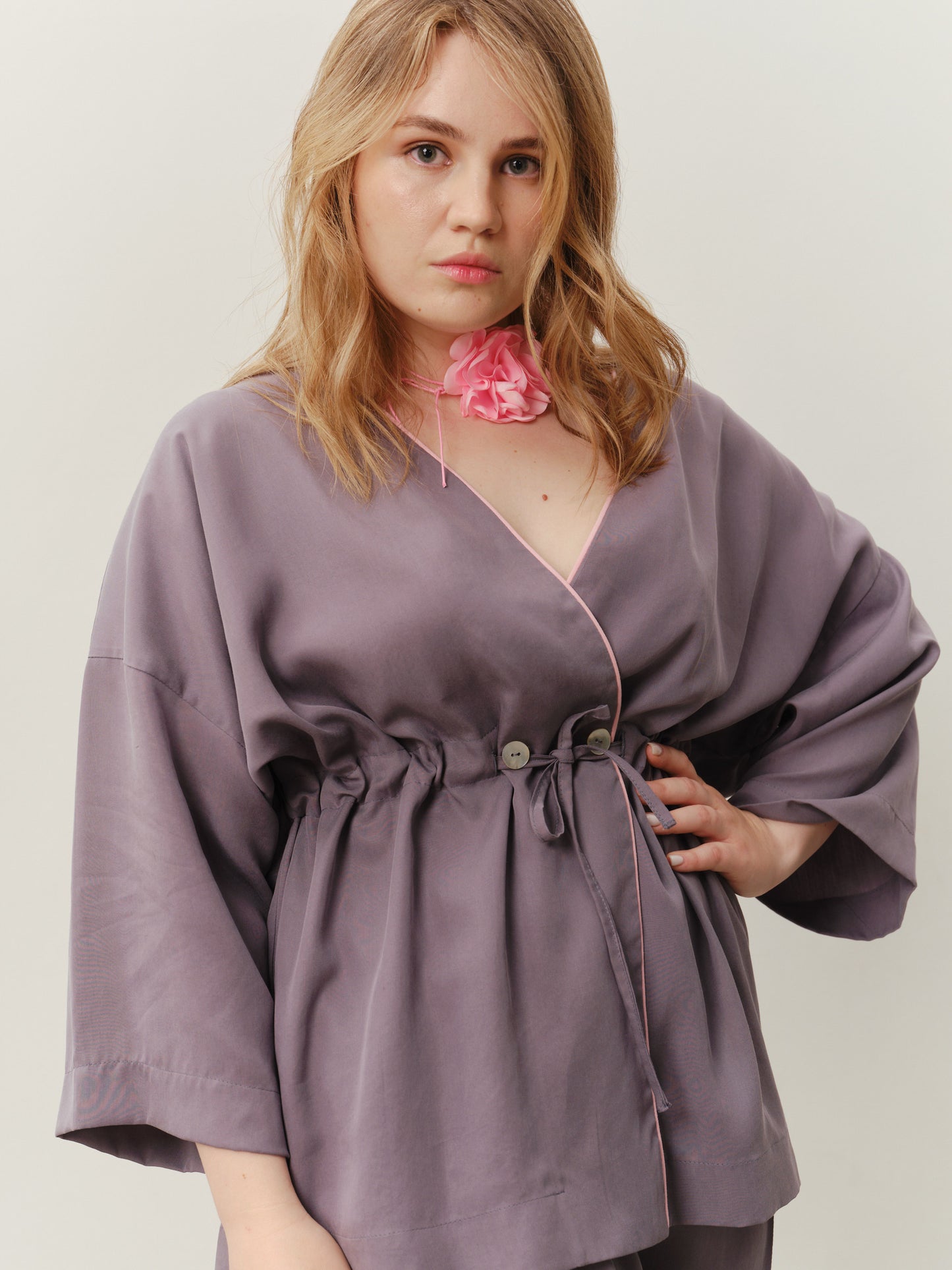 An eucalyptus-colored kimono suit with pants in a graphite color