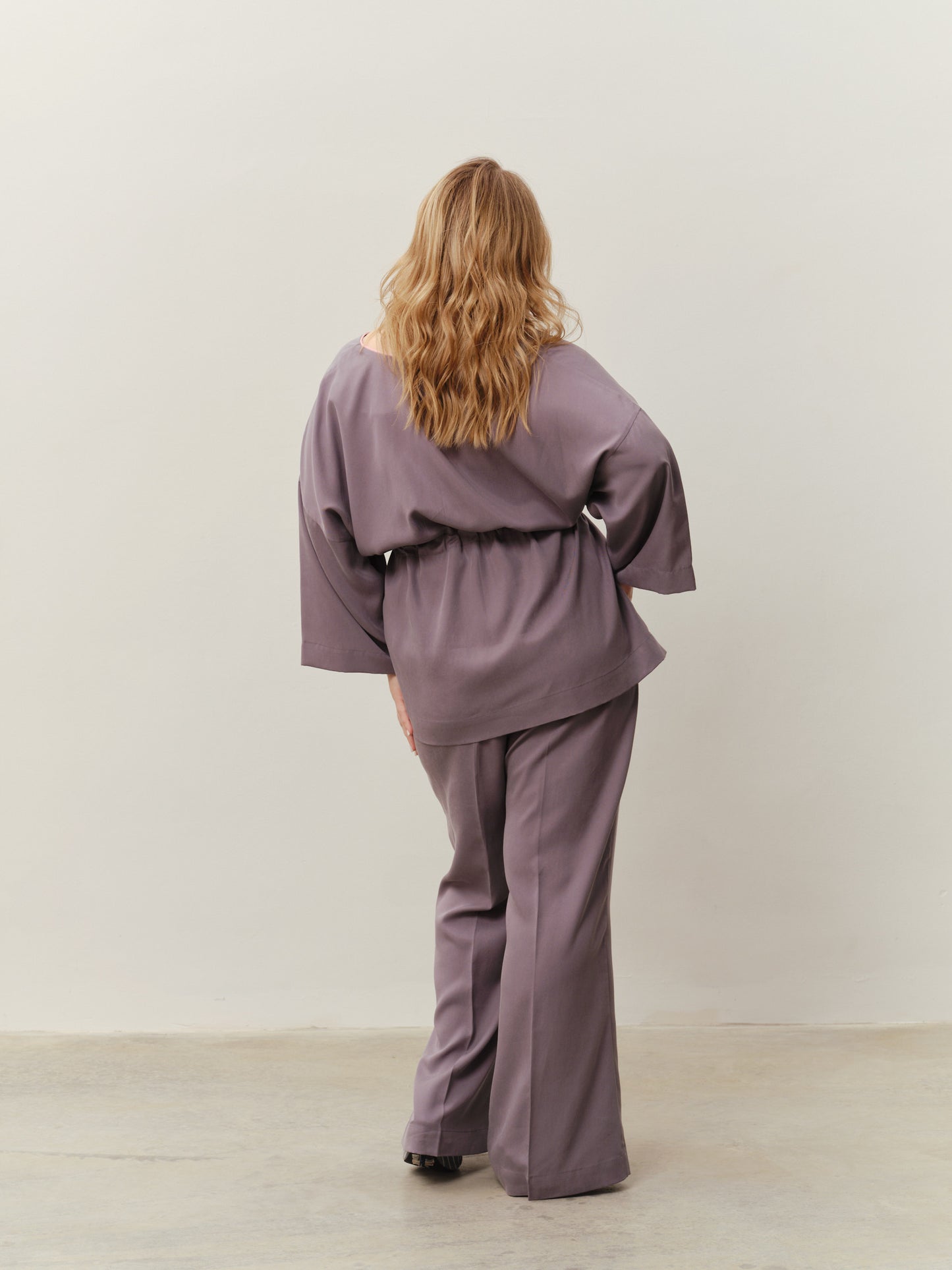 An eucalyptus-colored kimono suit with pants in a graphite color