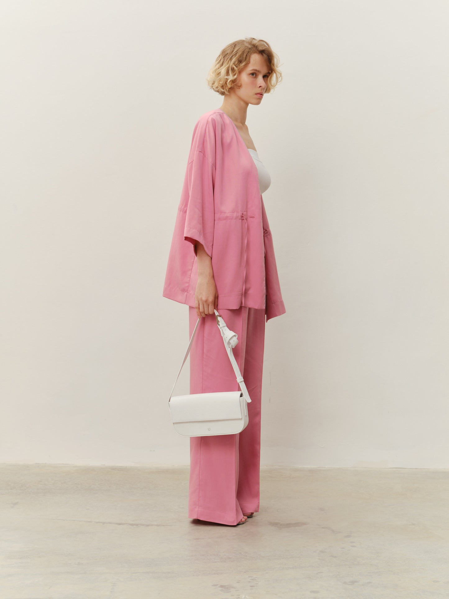 An eucalyptus-colored kimono suit with pants in a pink color