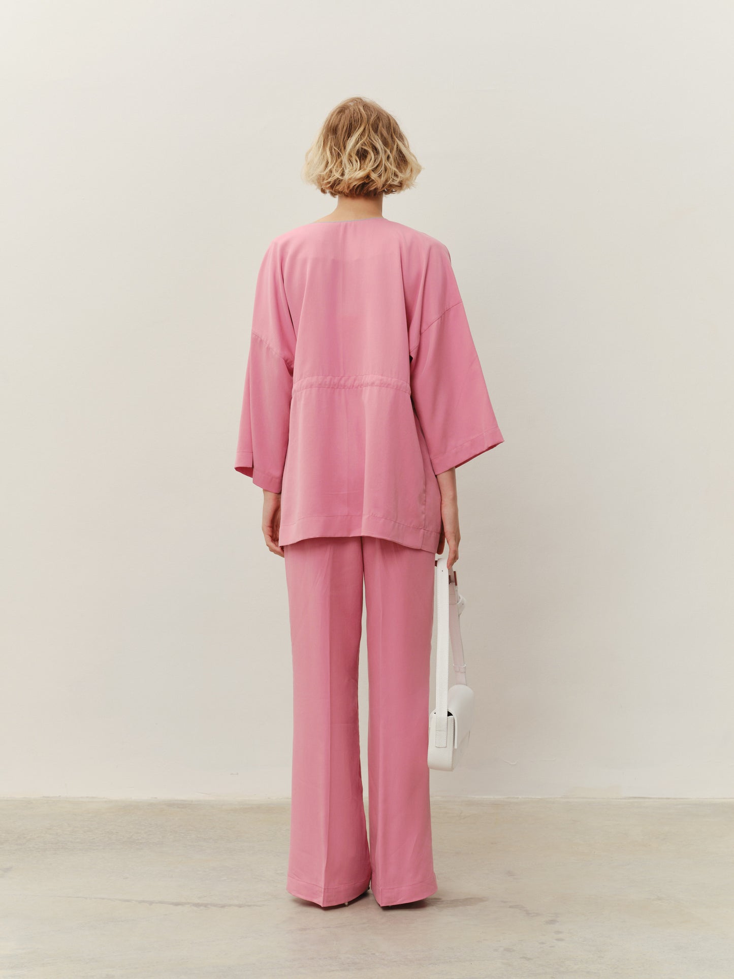 An eucalyptus-colored kimono suit with pants in a pink color