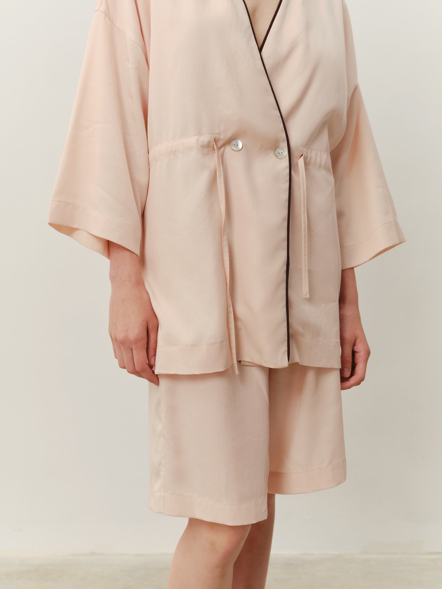 Eucalyptus kimono suit with shorts in ivory color